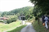 （旧線）石見佐野―石見今福間：「おろち泣き橋」の先へ進むと新線の橋梁（中央）が見えてきた。ここで旧線と新線が交錯する（筆者撮影）