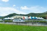 そうめんの里駐車スペース脇に、夏限定で流しそうめん特設会場が設置される（※今シーズンは終了）（筆者撮影）