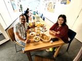 インドからの旅行者はひときわローカル色の強い料理を自炊していた（筆者撮影）