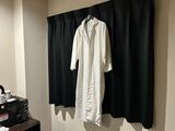 ロングシャツタイプの寝巻き。薄いが、フロントで毛布が借りられるので冬はこれ1枚でも眠れそう（写真：筆者撮影）