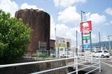 旧給水塔と地元スーパーの看板とのコラボレーション（筆者撮影）