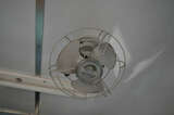 乗務員室の扇風機には国鉄時代の「JNR」ロゴが残っていた（筆者撮影）