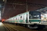 インドネシアに上陸した元埼京線車両が車両基地に回送されるシーン＝2013年11月（筆者撮影）