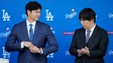大谷翔平選手と通訳の水原一平氏（写真：AP/アフロ）