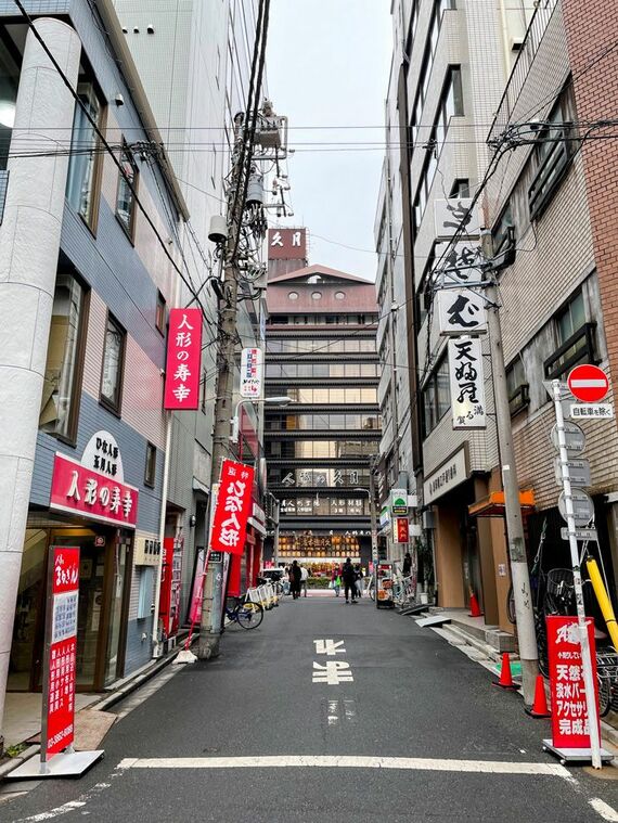 久月、吉徳以外にも人形店が並ぶ