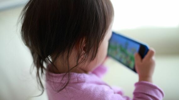 スマホを触る幼児