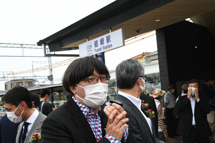 結崎駅について説明する川西氏