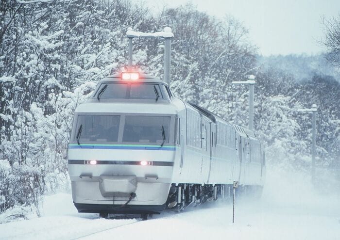 雪の中を走る「クリスタルエクスプレス」