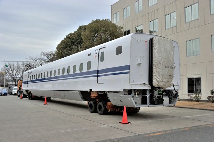 搬出されるN700S量産車の中間車