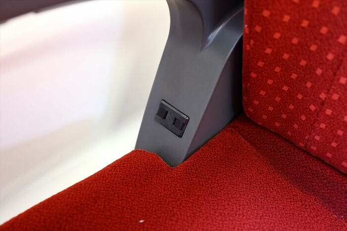 窓側座席のコンセント