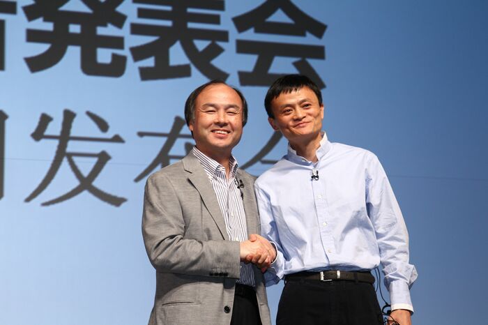 記者会見では、孫社長と笑顔でガッチリ握手