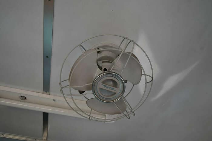 乗務員室の扇風機には国鉄時代の