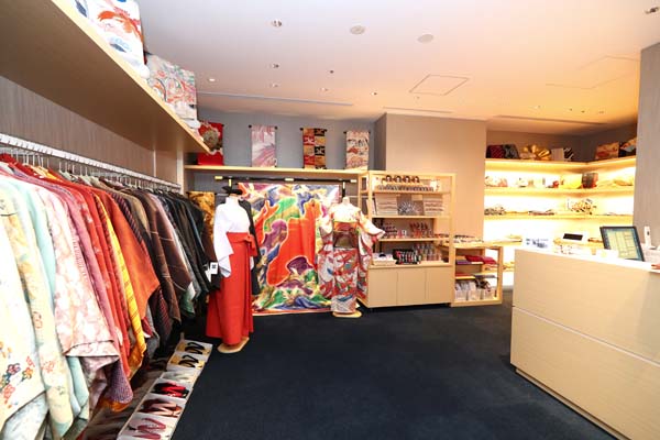 着付け用の着物も豊富に取りそろえる