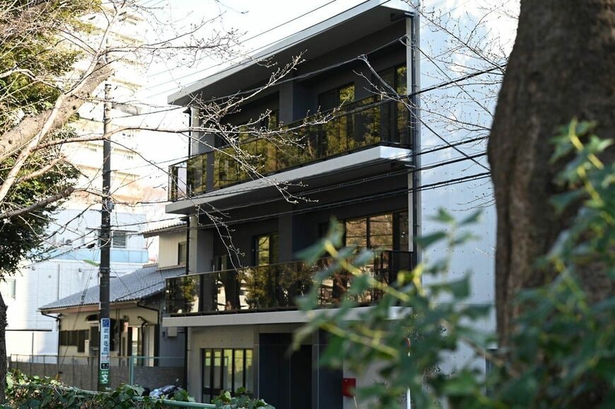 明るく広々とした公園の向かいにある建物は、オシャレなホテルのよう（写真：筆者撮影）