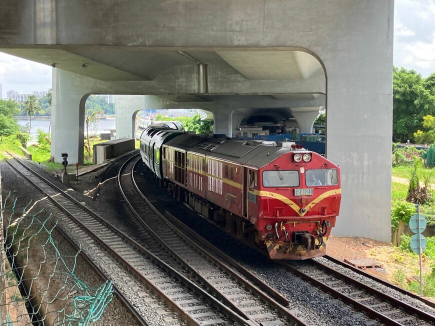 シンガポールから乗り入れてくるマレーシア行き列車。軌間はメーターゲージだ＝ジョホール・バルにて（筆者撮影）