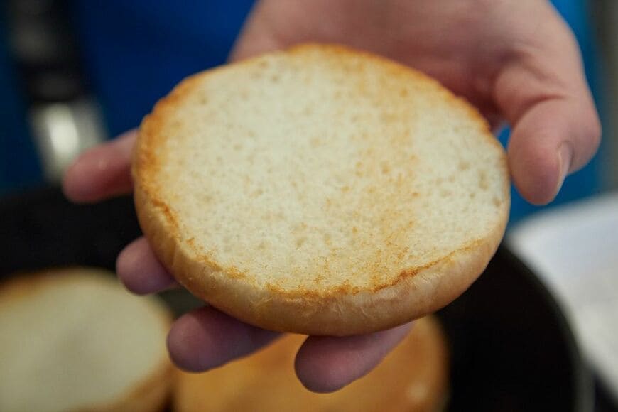 香ばしくトーストしたバンズ。