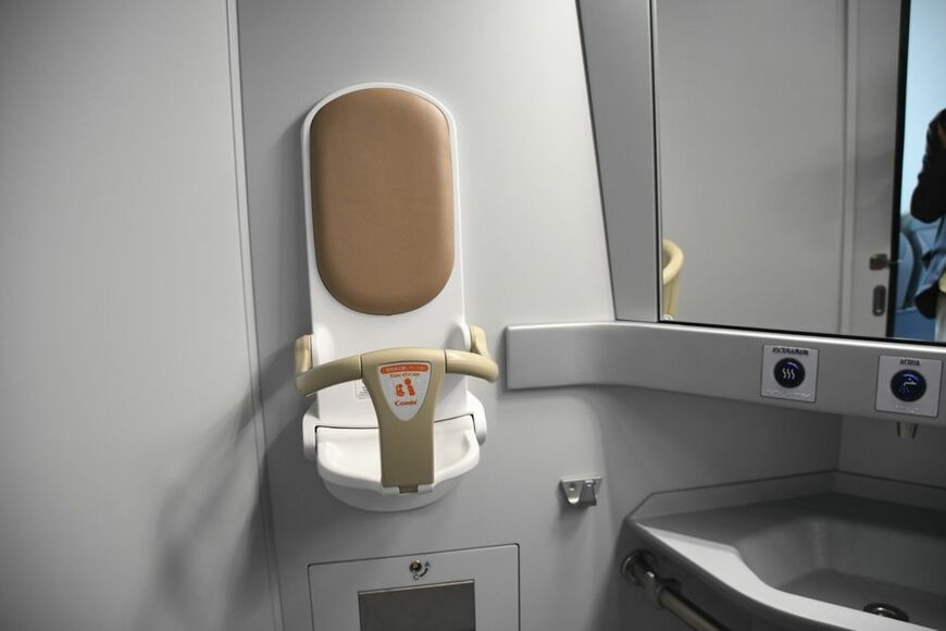 ブルースのトイレに設置されたコンビウィズのベビーチェア（記者撮影）