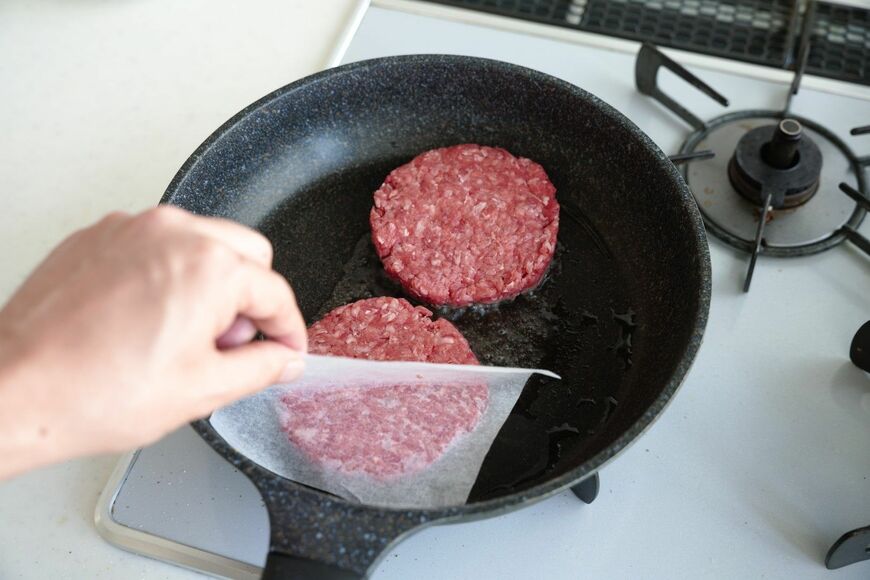 熱したフライパンにパティを投入