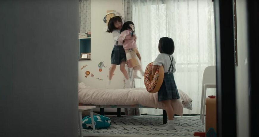 人形・アヤは、5歳の娘と背格好が似ている（出所：東宝MOVIEチャンネル） 