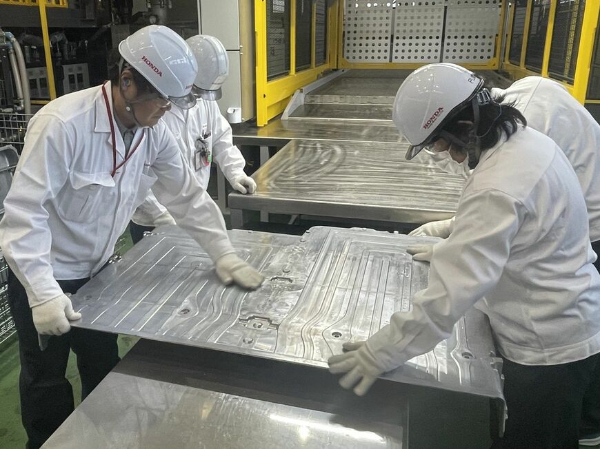 導入予定のアルミ鋳造設備「メガキャスト」で製造された車体部品（筆者撮影）