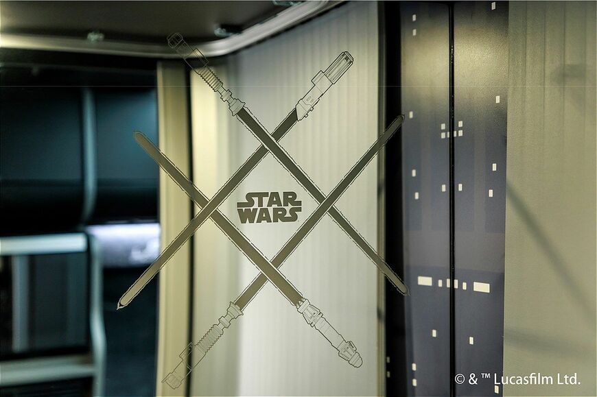 スター・ウォーズの世界観が広がるトイファクトリーのキャンピングカー「ダビンチ6.0＜スター・ウォーズ＞エディション」（写真：トイファクトリー）