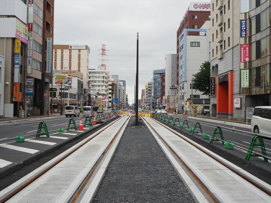 すでに軌道が敷設された宇都宮駅前の「鬼怒通り」（記者撮影）