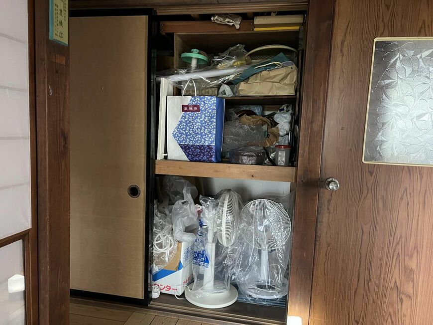 押し入れにはぎっしりものが詰まっていた（写真：藤野ことさん提供）