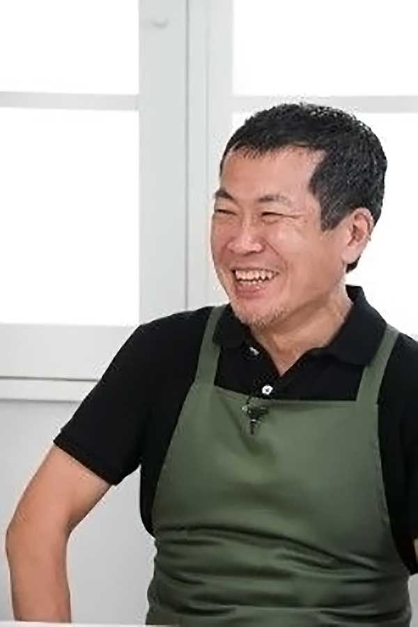 佐々木 俊尚（ささき としなお）／ジャーナリスト。1961年兵庫県生まれ。早稲田大学政治経済学部中退。毎日新聞記者、『月刊アスキー』編集部を経て、2003年よりフリージャーナリストとして活躍。ITから政治、経済、社会まで、幅広い分野で発言を続ける。最近は、東京、軽井沢、福井の3拠点で、ミニマリストとしての暮らしを実践。『レイヤー化する世界』（NHK出版新書）、『そして、暮らしは共同体になる。』（アノニマ・スタジオ）、『時間とテクノロジー』（光文社）など著書多数（写真：筆者提供）