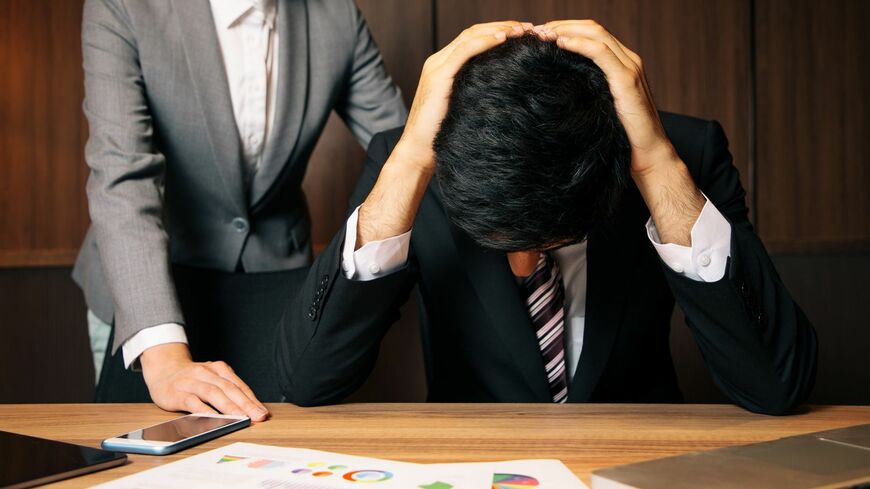 プロジェクトが炎上した際、火消しできる会社とできない会社があります。部署レベルで見た際、後者に必ず共通する「ある問題」とは？（写真：metamorworks／PIXTA）