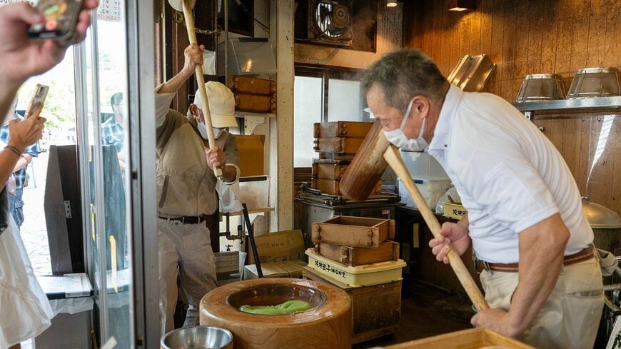 撮影する人たちと中谷さん