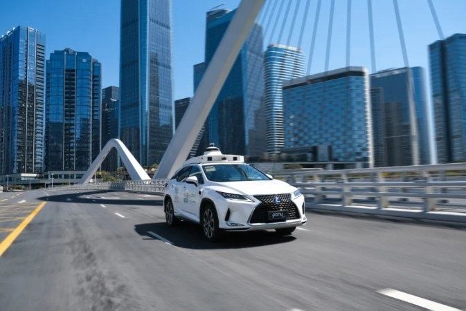 中国の自動運転スタートアップは、ウーバーとの提携により技術力へのお墨付きを得た格好だ。写真は広東省深圳市内をテスト走行する小馬智行の自動運転車両（同社ウェブサイトより）