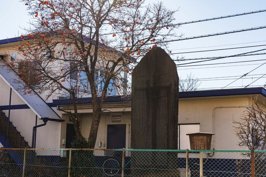 下板橋駅近くの線路沿いには「東上鉄道発祥の記念碑」が建つ（撮影：鼠入昌史）