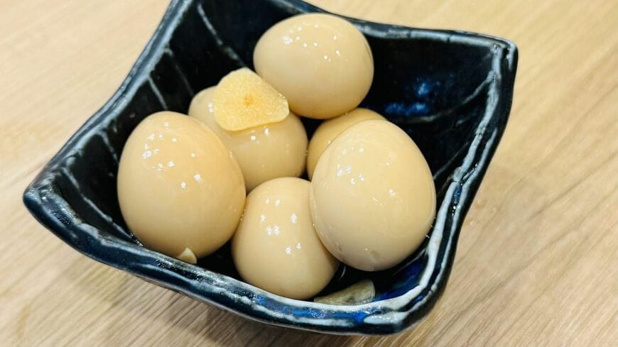 早出し欄にある、うずらの味玉。ニンニク強めでお酒がすすみそうだ（写真：筆者撮影）