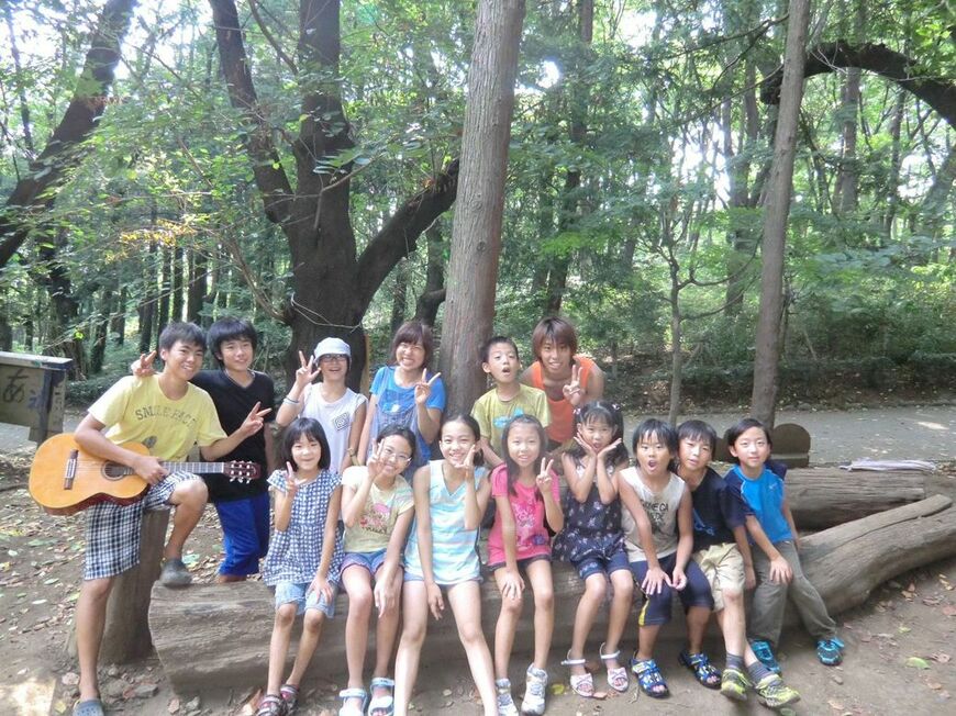 プレーパークでの様子。子どもたちは大きな木や未舗装の地面に気をつけながら遊ぶ（写真：岩田氏提供）