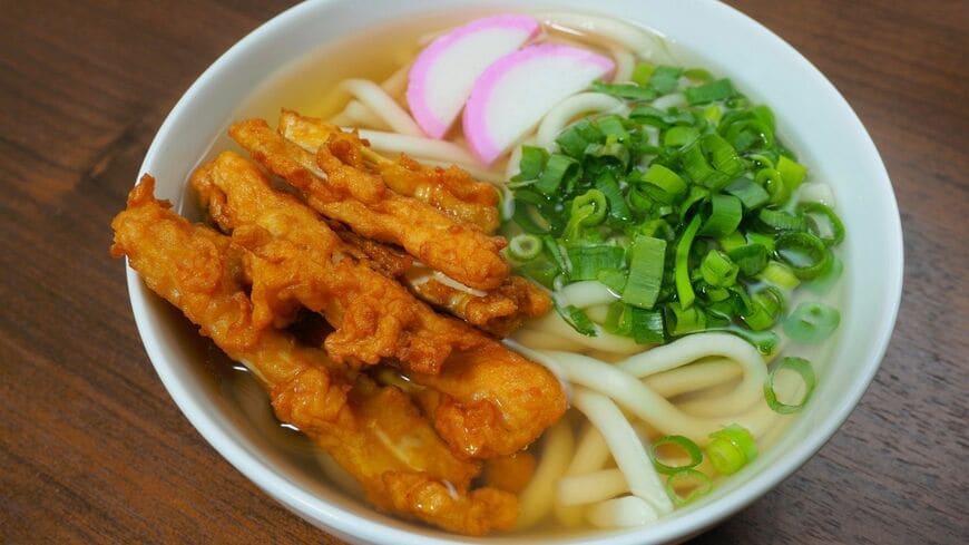 「うどん県」でもある福岡県のグルメ、ごぼう天うどん（写真：assy／PIXTA）