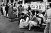 1974年、上野駅のホームで夜行列車を待つ人々