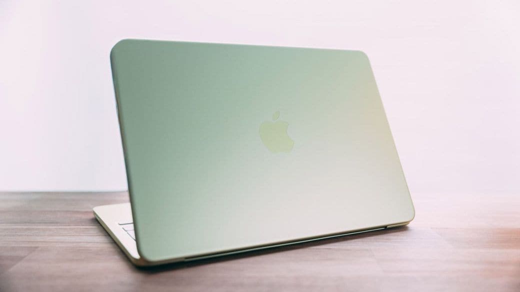 MacBook Neo（シトラス）の天板