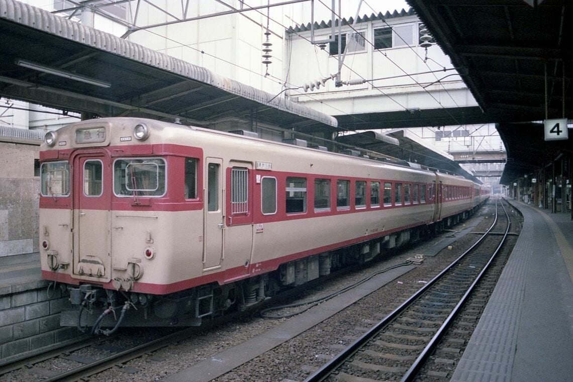 「たざわ」＋「陸中」＋「むろね」の3列車連結で仙台出発（1982年、写真：谷川一巳）