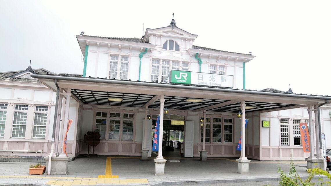 1912年に竣工した2代目のJR日光駅はハーフティンバーの木造洋風建築だ（筆者撮影）
