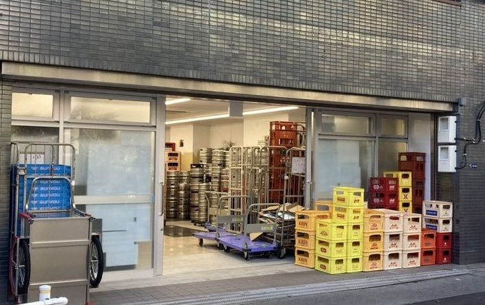 小型倉庫には看板がなく、一般客は買い物をすることができない（提供：なんでも酒やカクヤス）