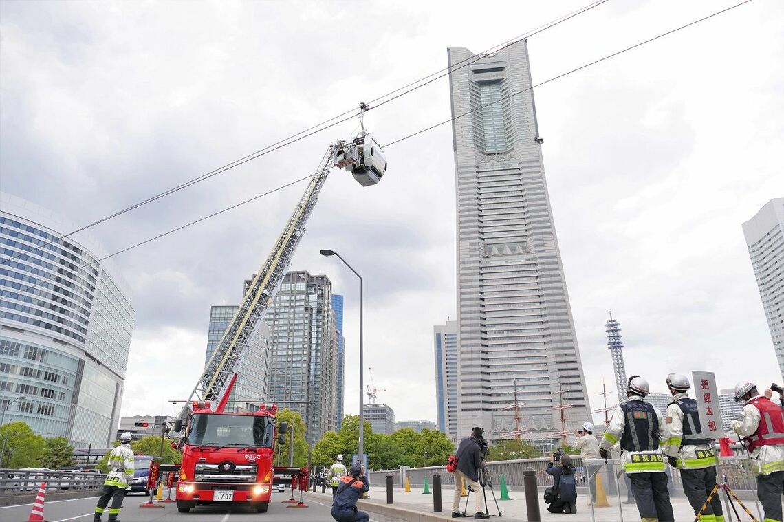 はしご車でゴンドラの乗客を救出する訓練（記者撮影）