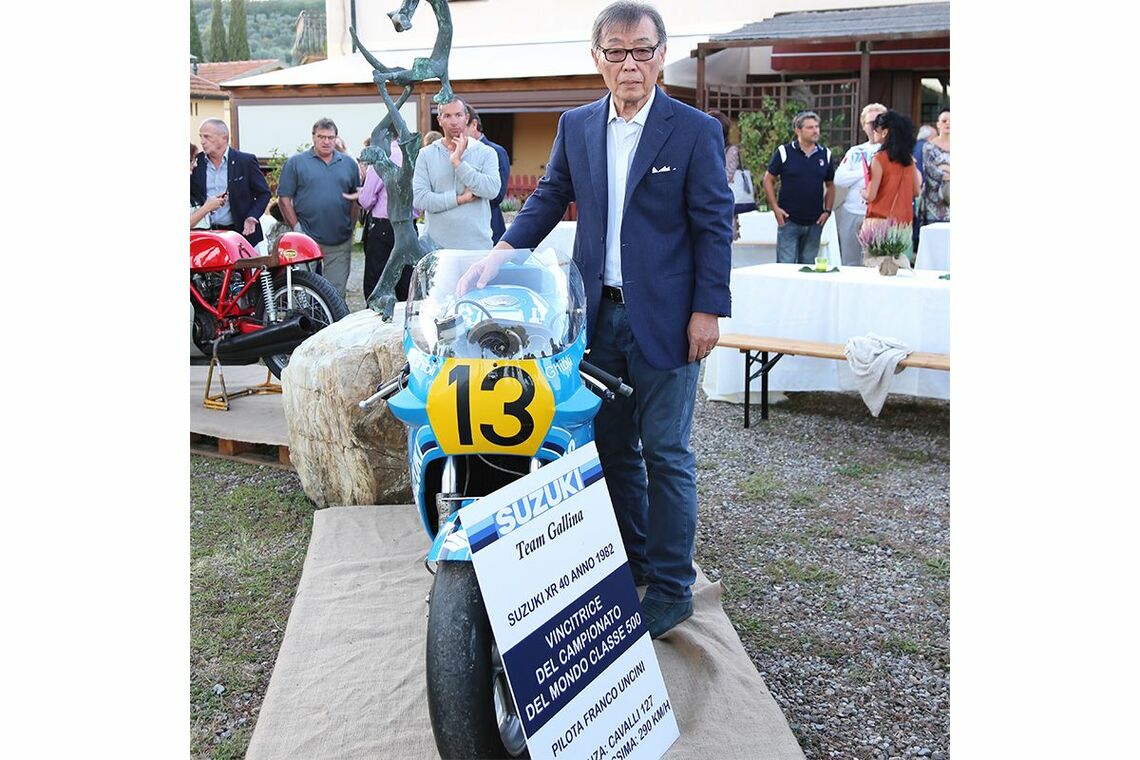 当時スズキの代理店として参戦したバイクと宮川氏（写真：Hideyuki Miyakawa archive）