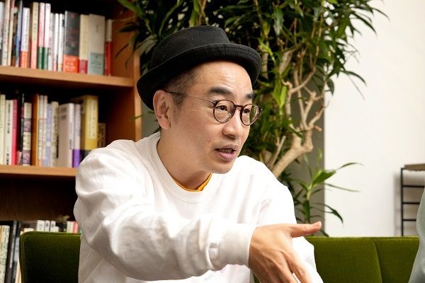 プチ鹿島／時事芸人。新聞14紙を購読。大阪芸術大学卒。著書に『芸人式新聞の読み方』(幻冬舎文庫)、『ヤラセと情熱 水曜スペシャル『川口浩探検隊』の真実』(双葉社)ほか。TBSラジオ『東京ポッド許可局』などに出演。（撮影：梅谷秀司）