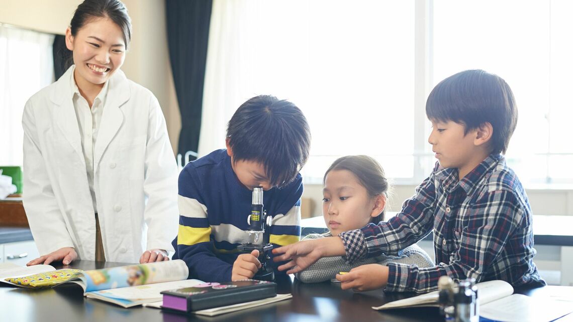 小学校で理科離れが進んでいるのは、先生自身が理科を楽しんでいないから…？（写真：つむぎ／PIXTA）