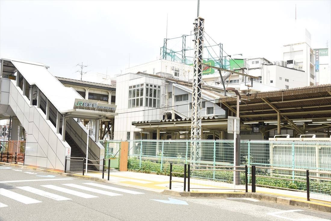 西口改札とつながる跨線橋。駅南側は住宅街然としている（筆者撮影）