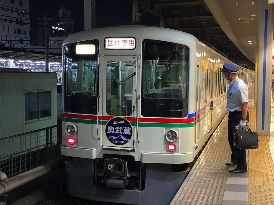 西武鉄道・池袋駅停車中の臨時夜行急行「奥武蔵51号」（筆者撮影）