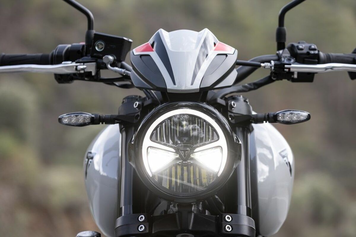 軽快でスタイリッシュな新世代ミドルネイキッド､トライアンフ新型バイク｢トライデント800｣の絶妙なポジショニング | ライフ | 東洋経済オンライン