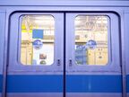車内の壁はドア窓の両サイドに見える