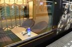 2号車のサロン席は大きな窓が特徴だ