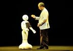 ハート型のオブジェを手にする孫社長